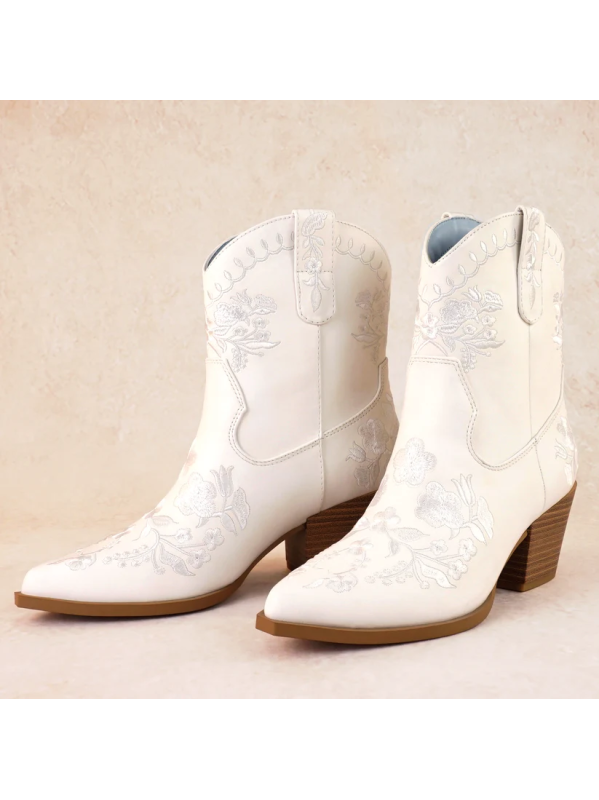 Bota blanca con bordado de flores
