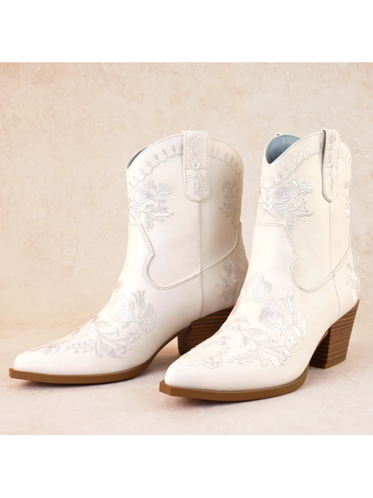 Bota blanca con bordado de flores