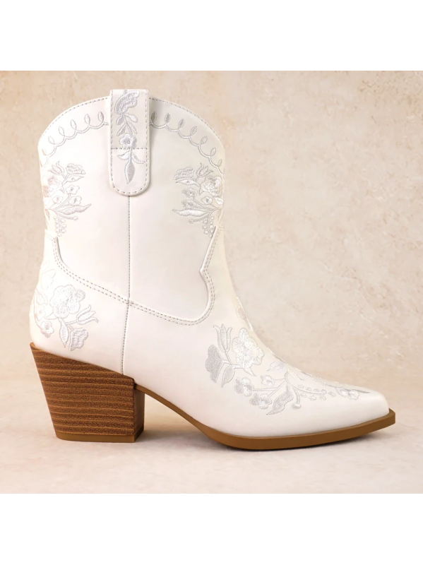 Bota blanca con bordado de flores