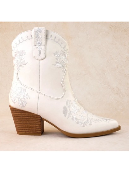 Bota blanca con bordado de flores